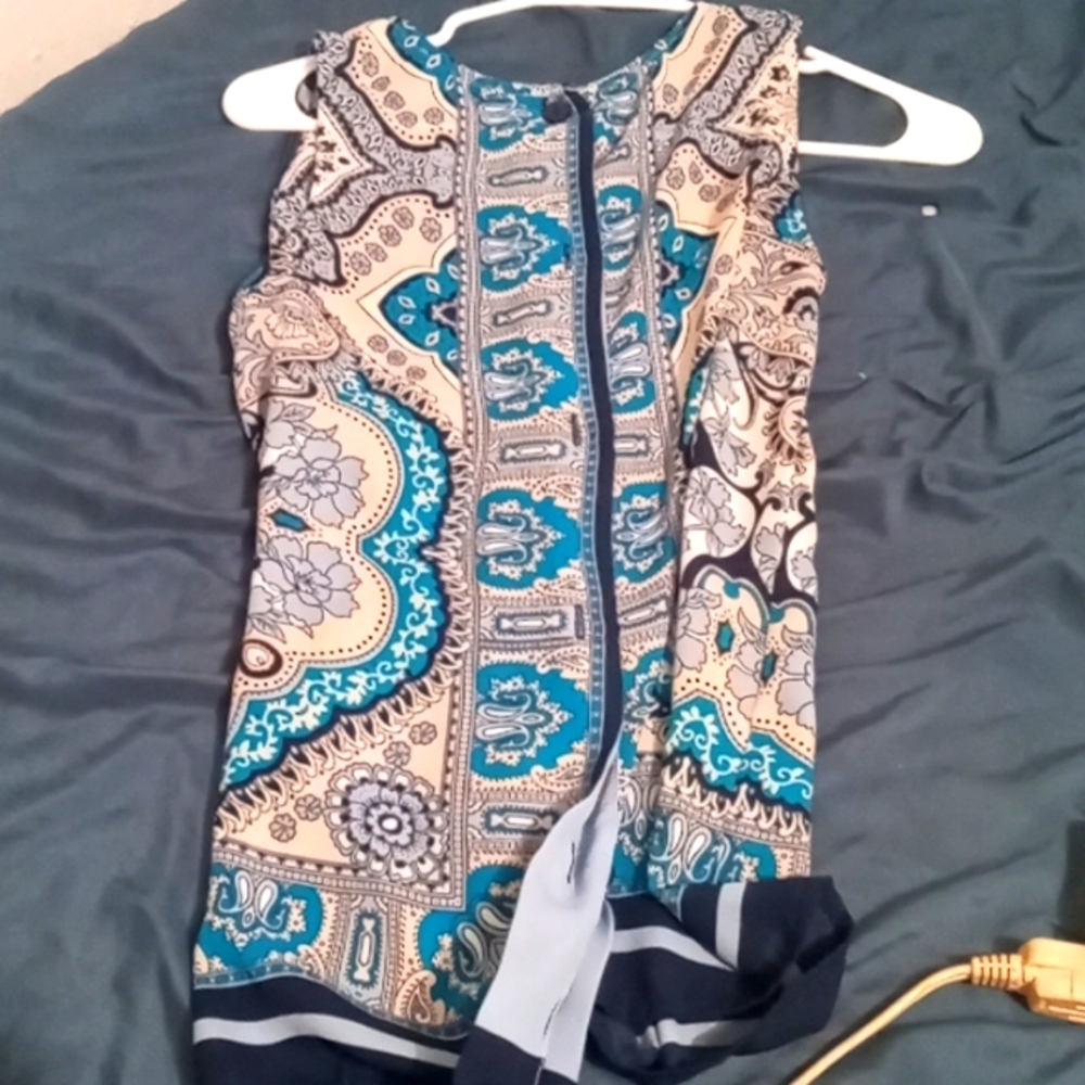 Cute sleeveless dress shirt